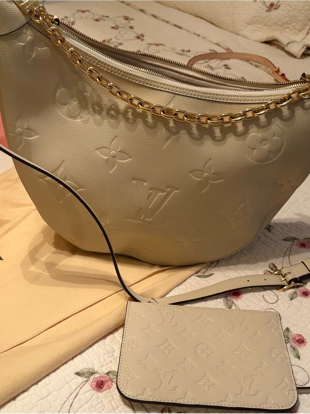 Source Unknown Ivory Embossed Shoulder Bag with Gold Chain